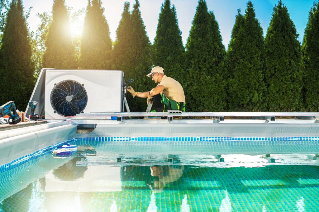 Installation einer neu gebauten Swimmingpool-Wärmepumpe, die von einem professionellen HLK-Techniker durchgeführt wird. Bietet eine hohe Effizienz sowohl für die Poolkühlung als auch für die Heizung.