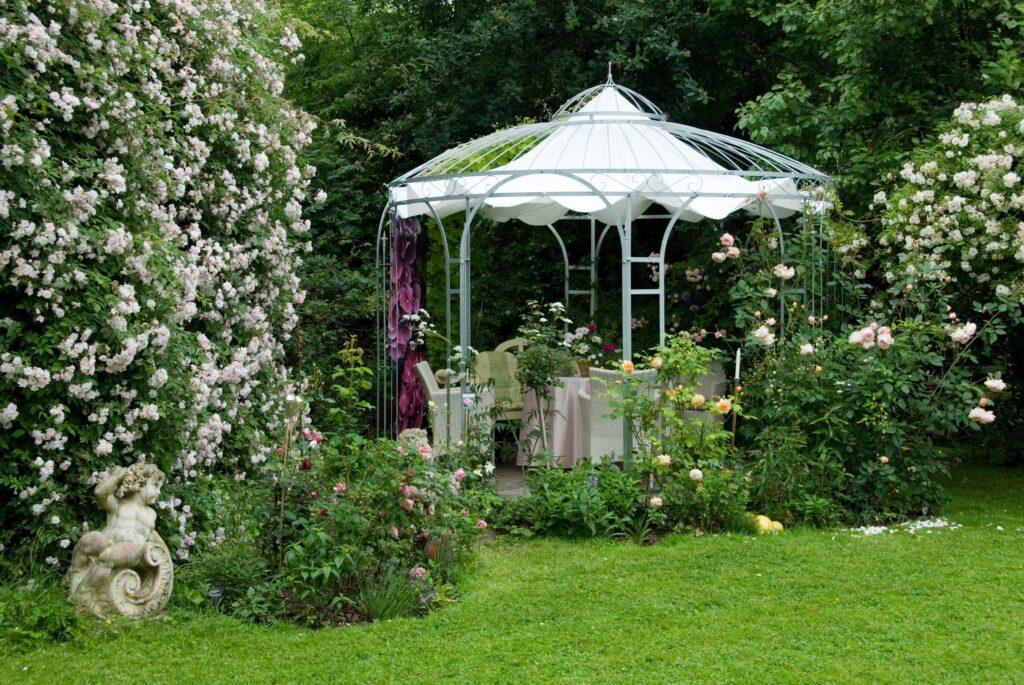Wunderschöner Pavillon in einem Garten