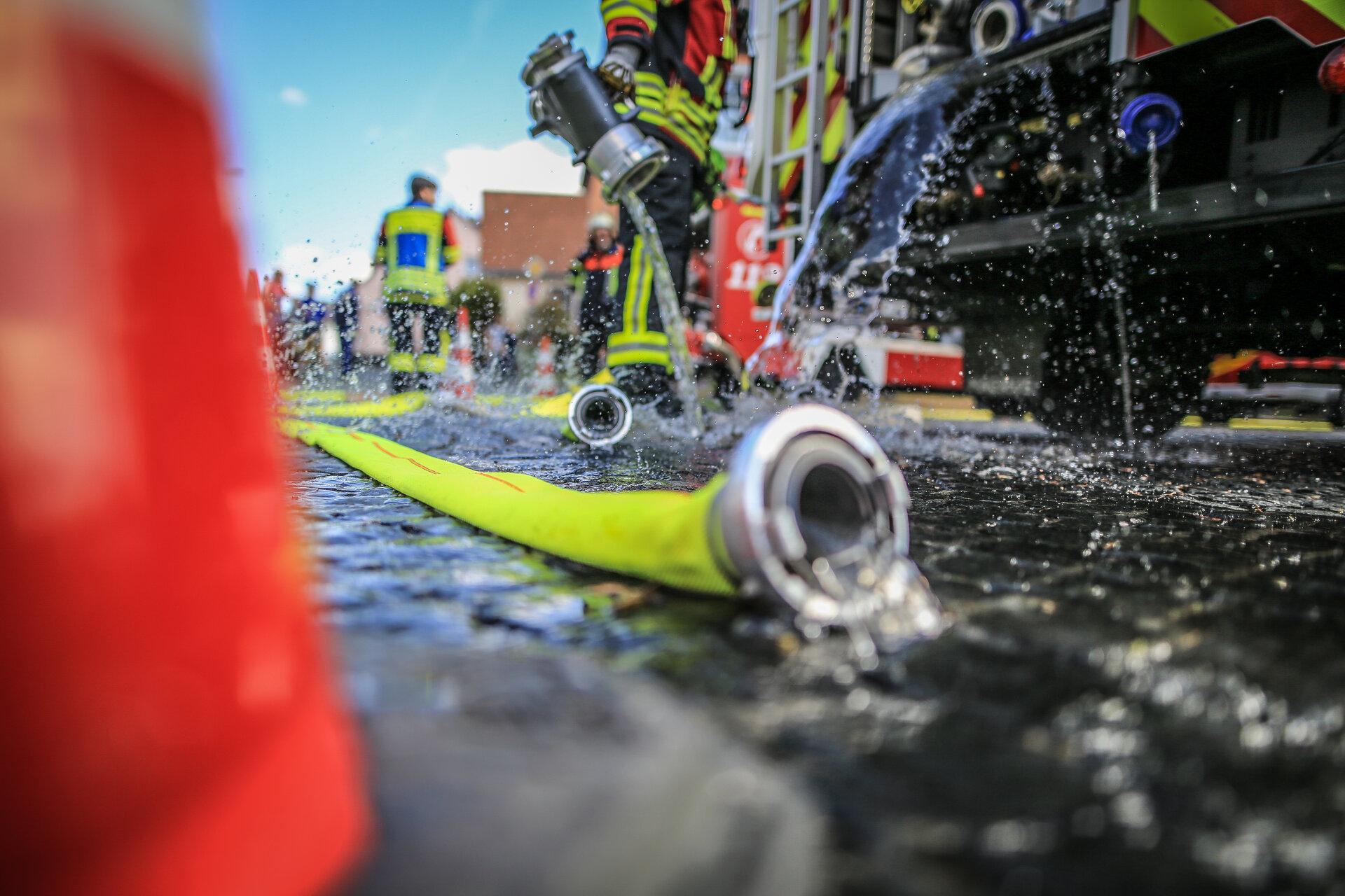 Feuerwehrschlauch im Einsatz