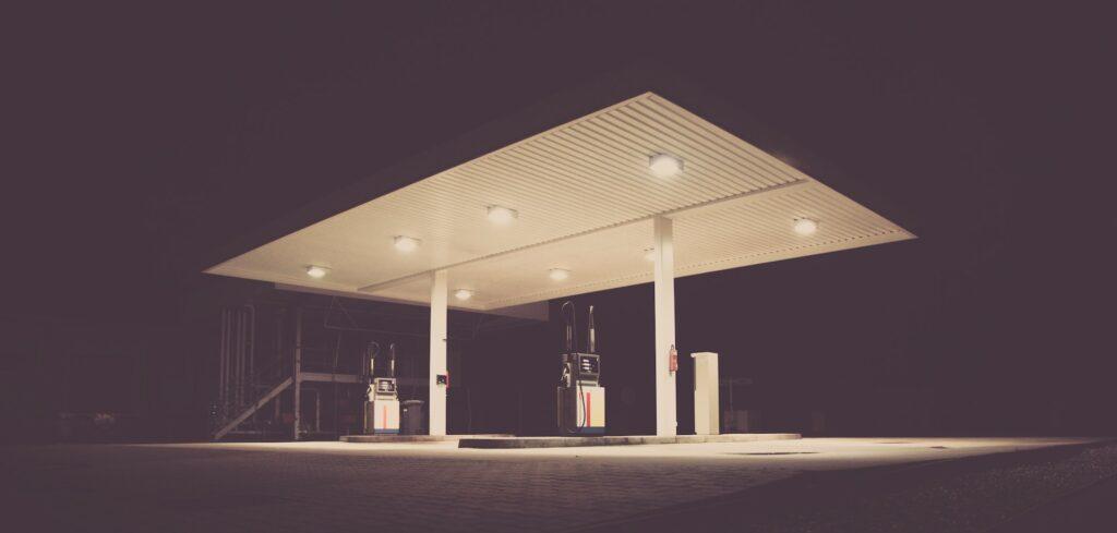 Erhellte Tankstelle im Dunkeln