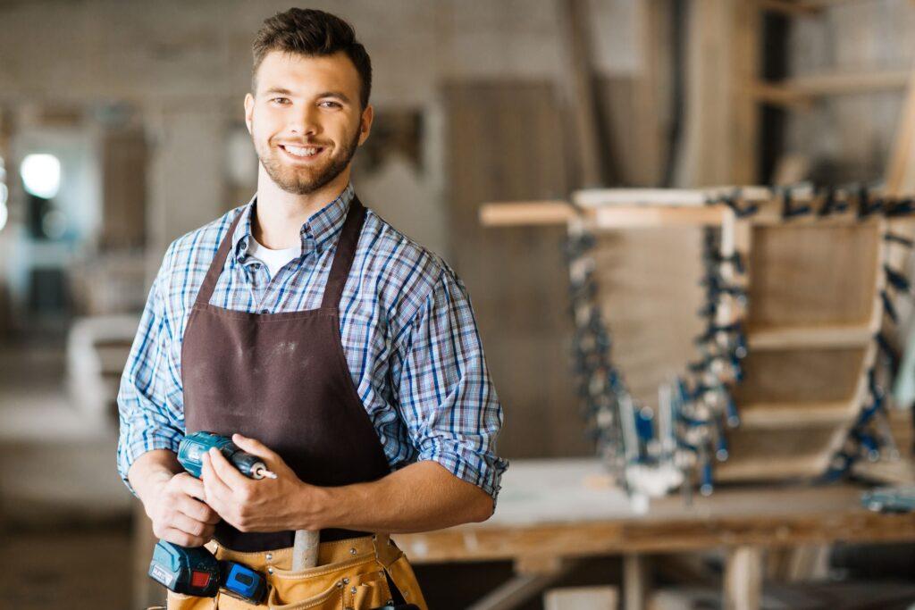 Handwerker lächelt