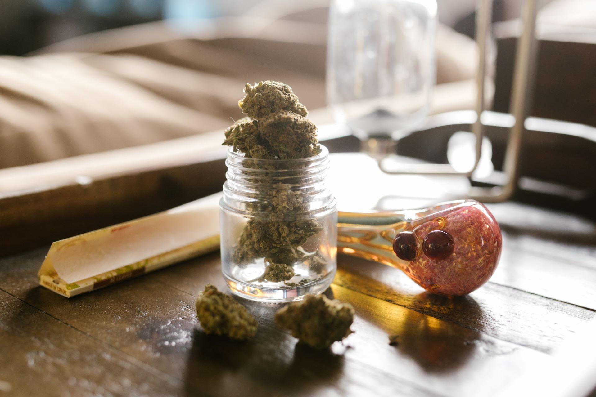 Cannabis in einem Behälter mit Pfeife