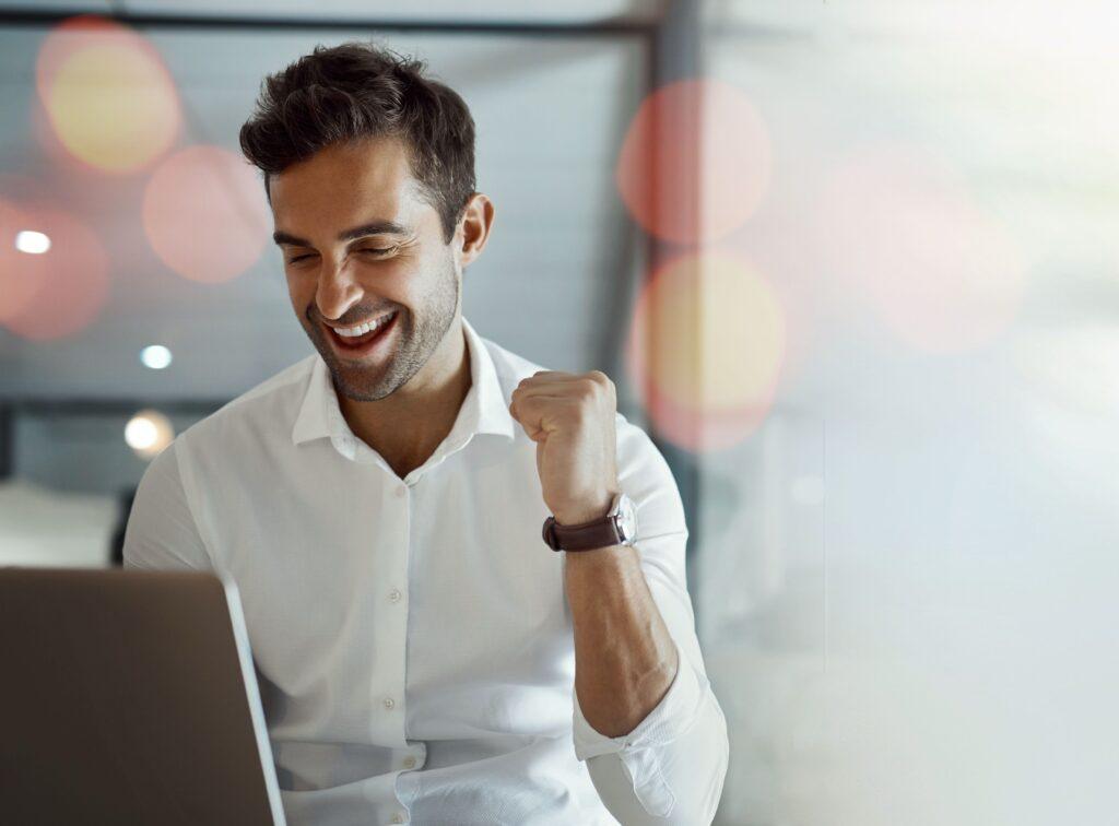 Modell, Laptop oder glücklicher Mann, der im Büro mit Erfolg, Zielen oder Verkaufszielen im Online-Erfolg handelt.