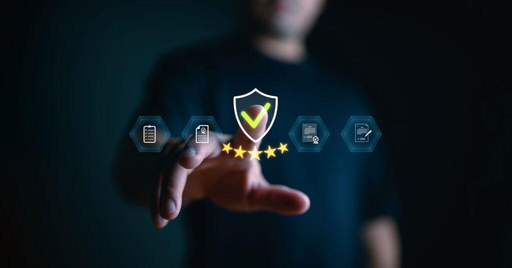 Service-Garantie, Kundendienst, Geschäftsleute, die ein Garantie-Symbol für die Automatisierung von Geschäftsprozessen, Qualitätssicherungsmanagement, Zertifizierung, Online-Shopping, finanzielles Ökosystem zeigen.