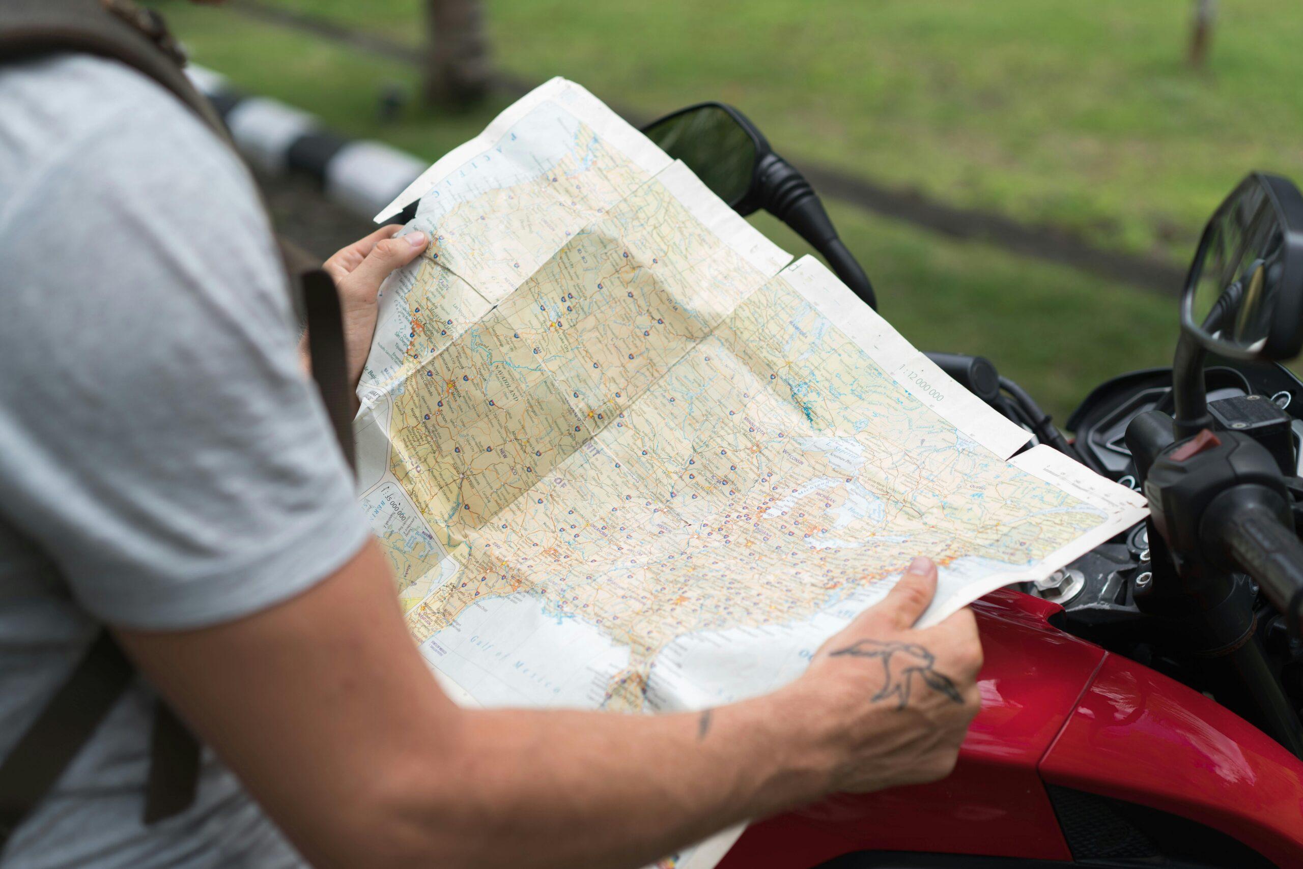 Motorradtouren ohne Grenzen: Landkarte & SW Motech Tankrucksack sind die Basis-Ausstattung