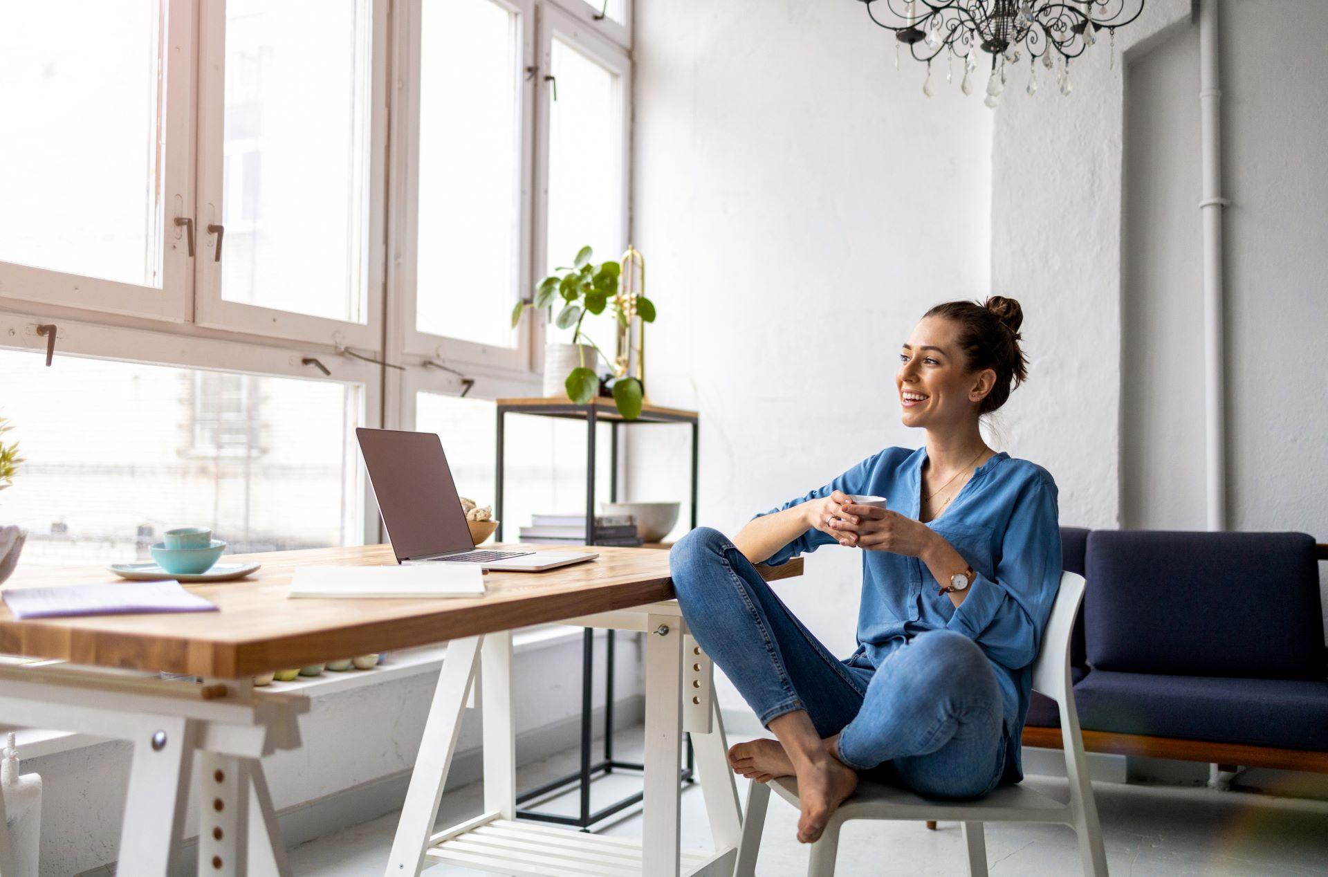 Lächelnde Frau im Home Office