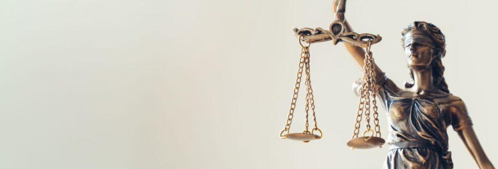Detailaufnahme der Justitia-Statue mit Waage, als Symbol für Recht und Gerechtigkeit – Strafverteidiger Neuss für kompetente Strafverteidigung.