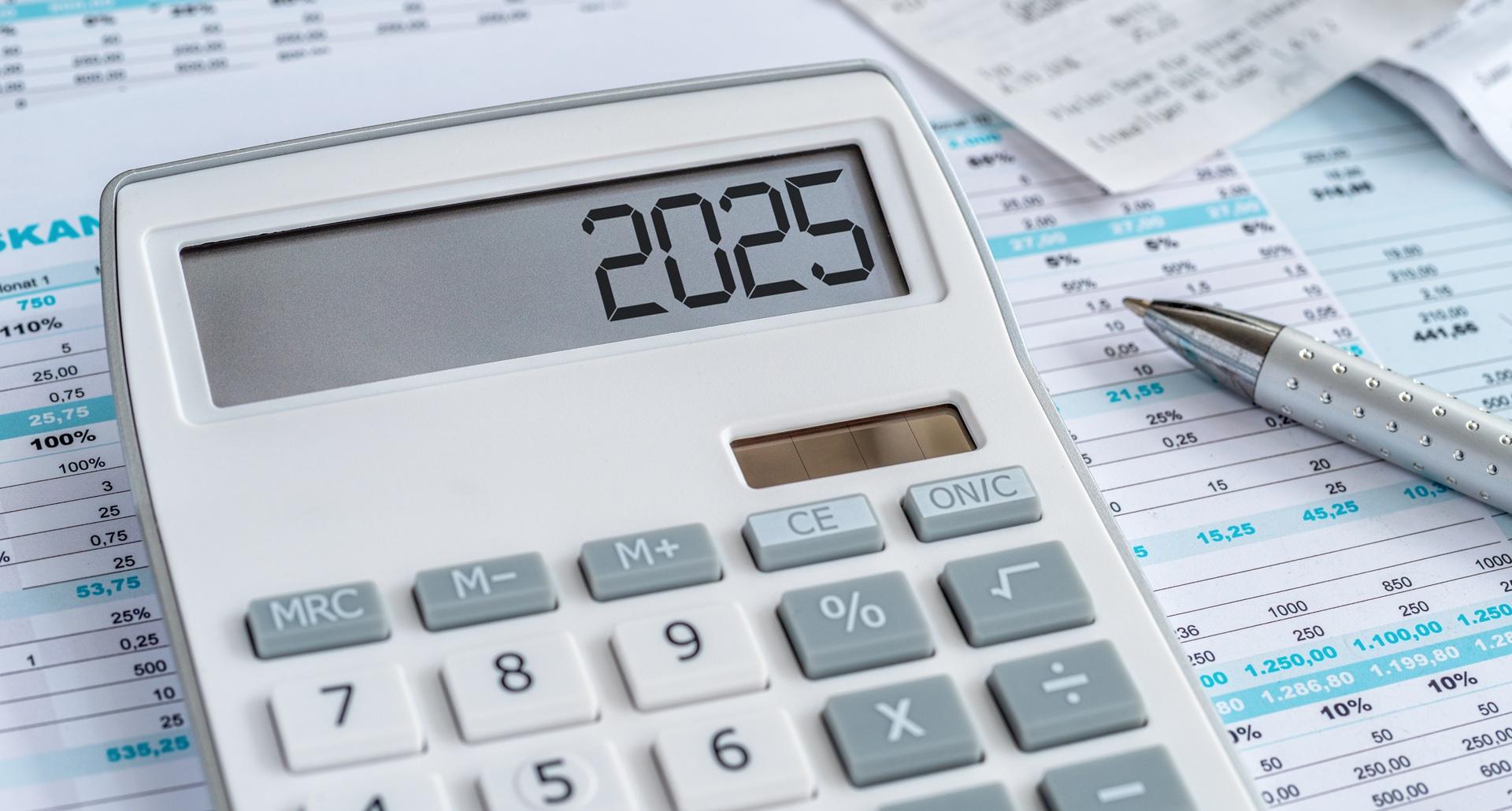 Taschenrechner mit 2025 und Finanzübersicht im externen Lohnbüro