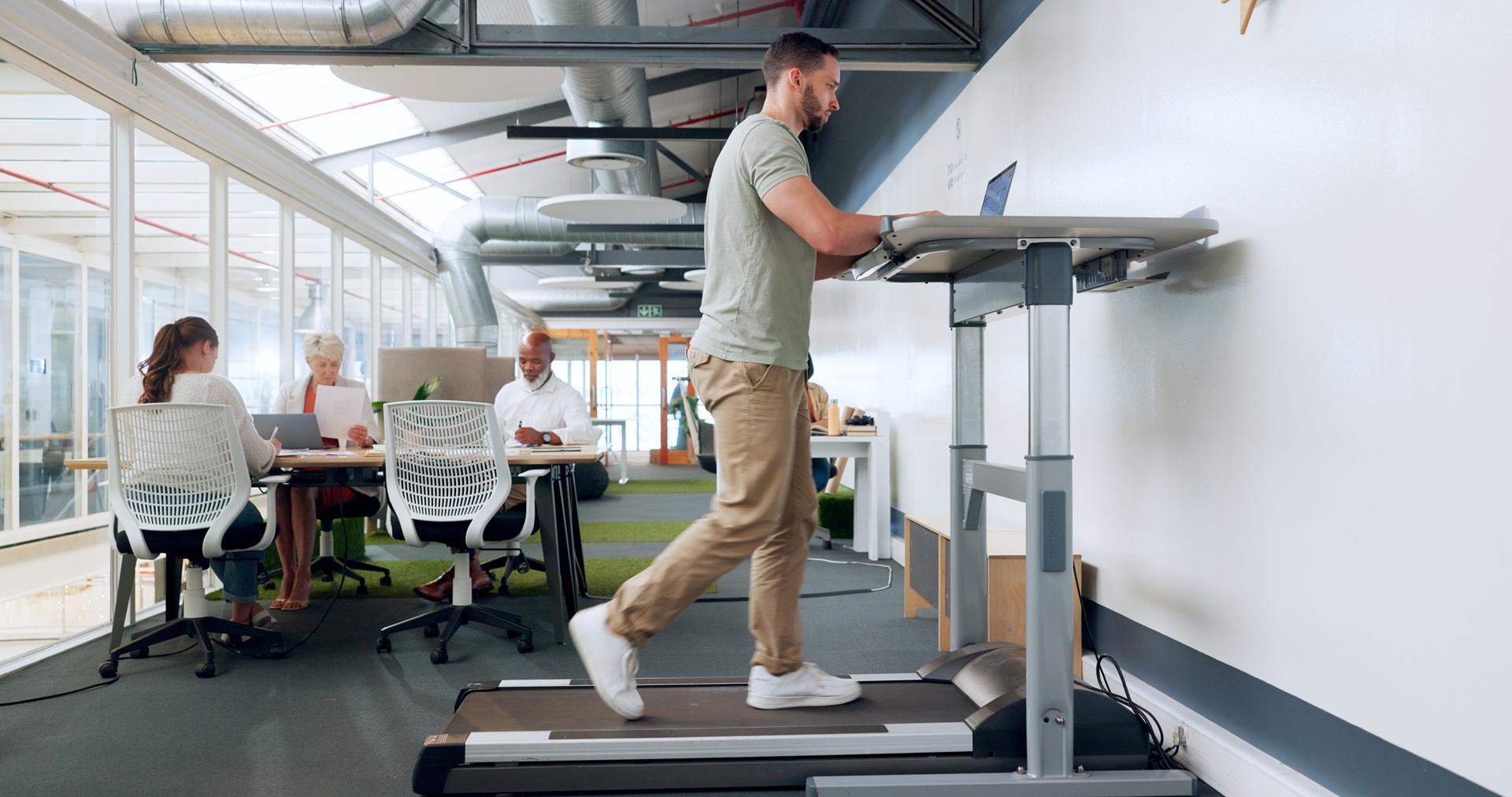 Mann geht am Laufband beim Arbeiten mit Jersey Bettwäsche