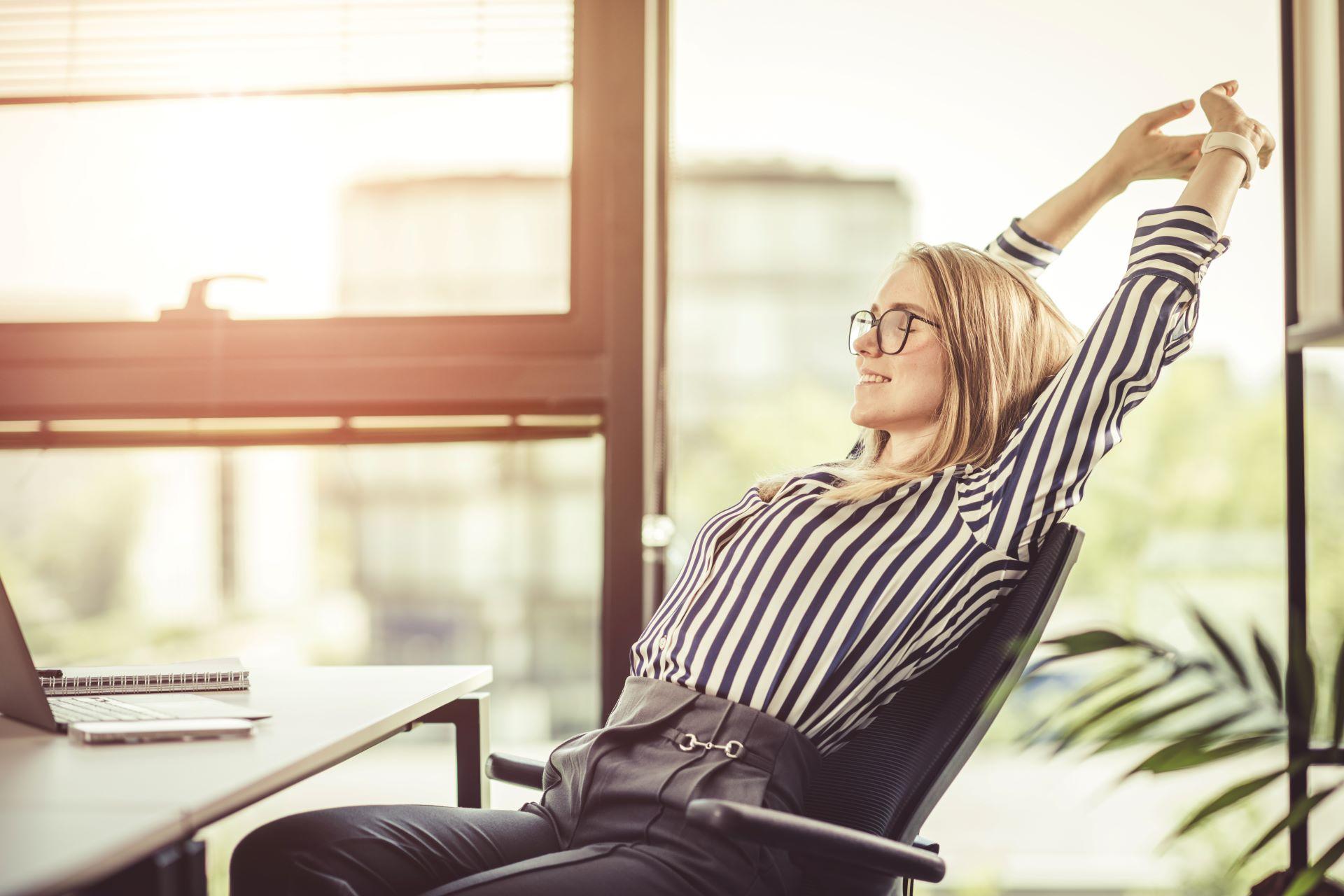 Frau entspannt sich am Arbeitsplatz