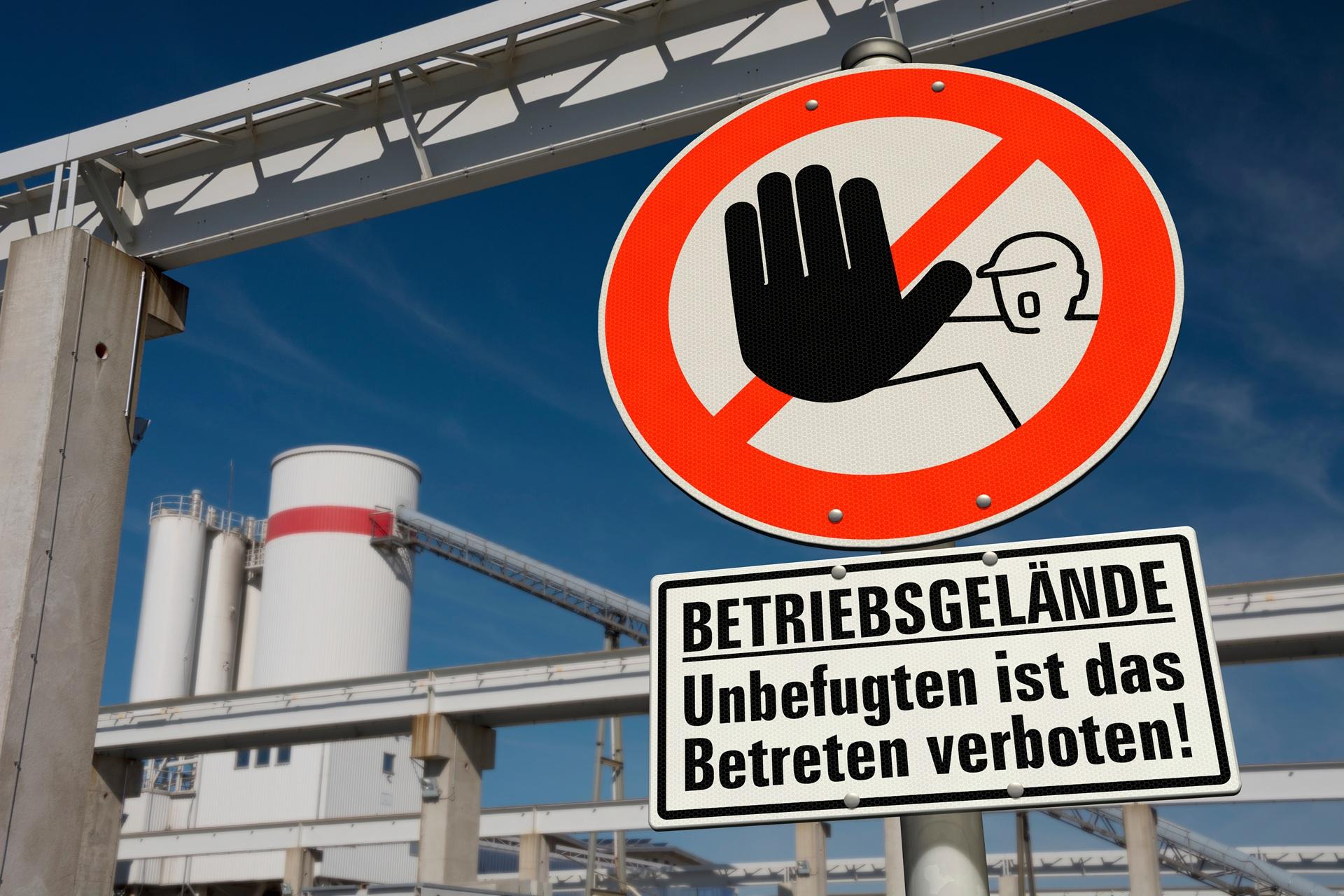 Betreten-verboten-Schild auf Industriegelände | Mülltonnenbox 2er

