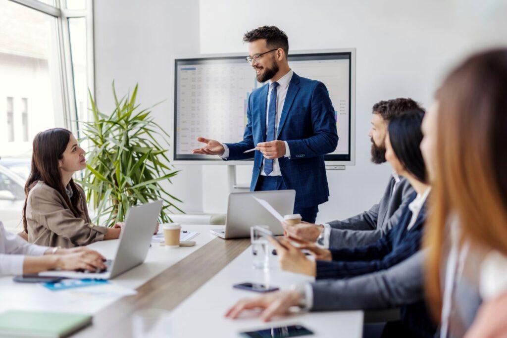 einkauf verhandlungsstrategien im meeting zwischen einkaeufern und lieferanten in einem mittelstaendischen unternehmen