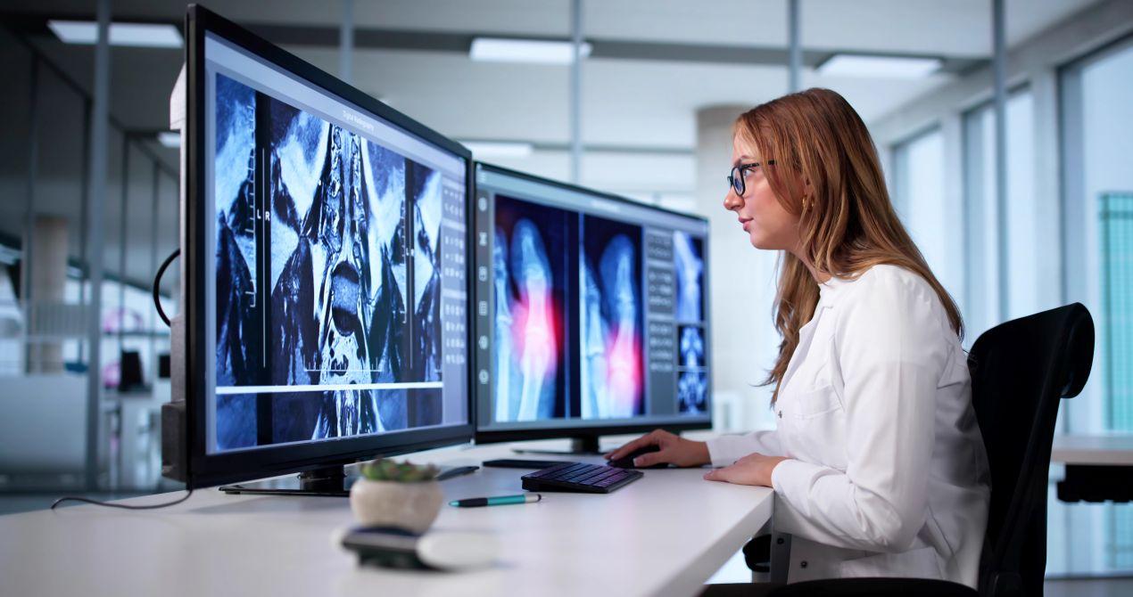 Aerztin in der Radiologie Köln analysiert MRT- und Roentgenbilder am Bildschirm – digitale Diagnostik fuer schnelle Auswertung und Praezision.