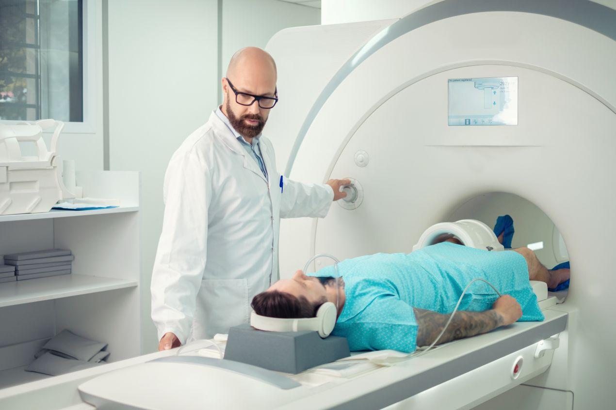 Radiologie Köln zeigt Patient in moderner MRT-Roehre mit betreuendem Arzt – Beispiel fuer hochaufloesende Bildgebung in Koelner Fachpraxen.