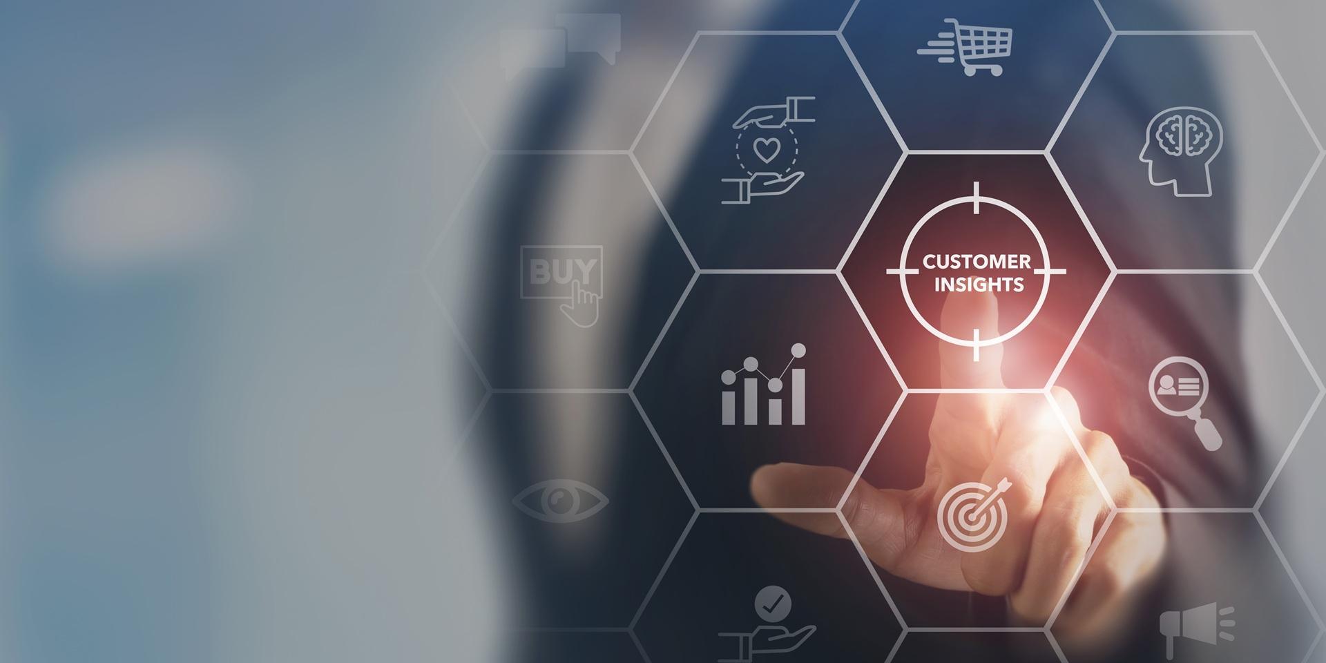 Hand tippt auf Customer Insights | Amazon Agentur