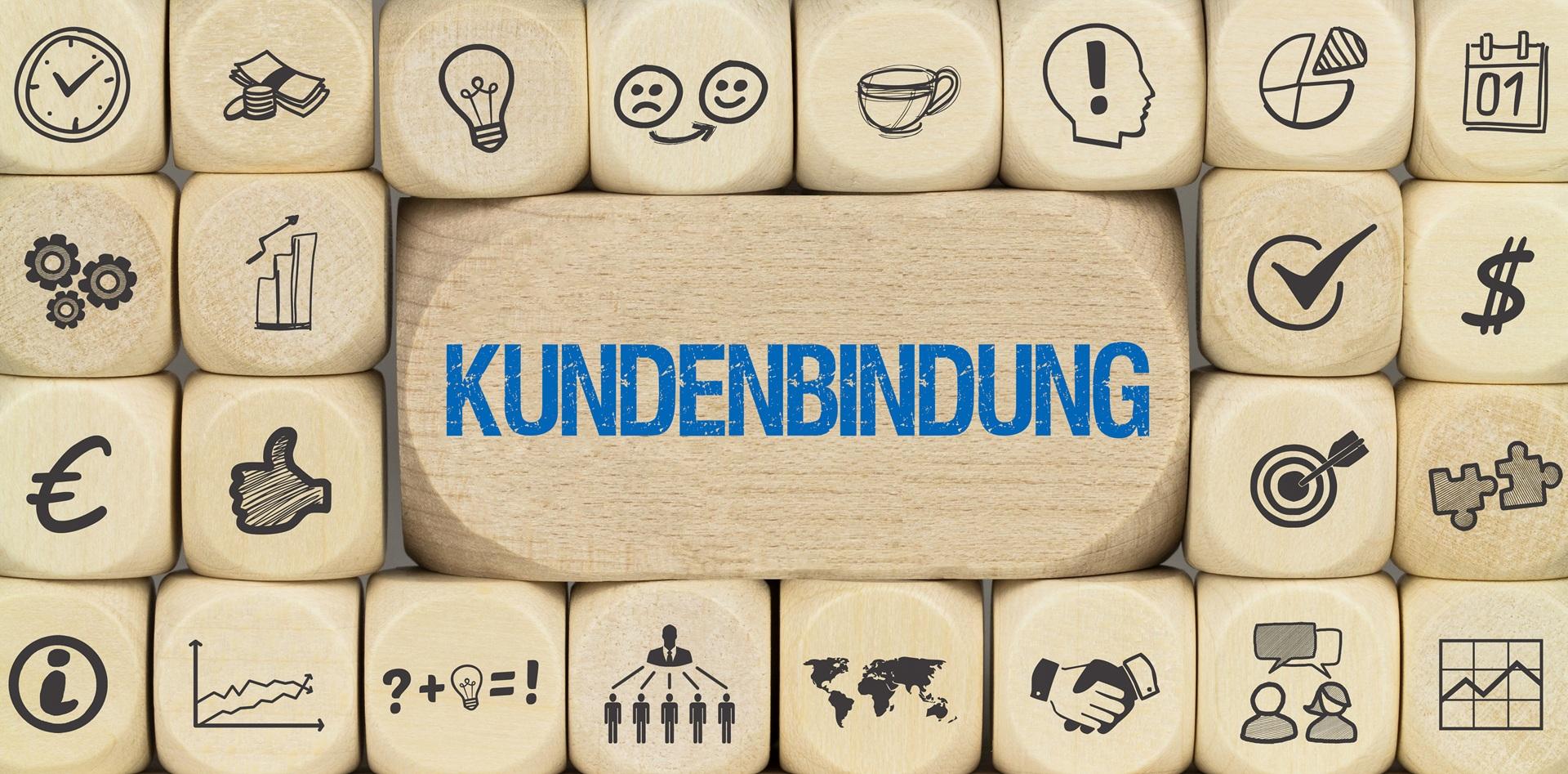 Holzwürfel mit Kundenbindung-Aufschrift | Papierpolster
