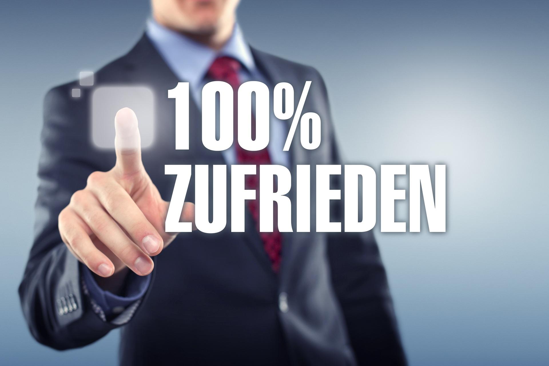 Geschäftsmann zeigt auf 100 Prozent Zufriedenheit | Papierpolster