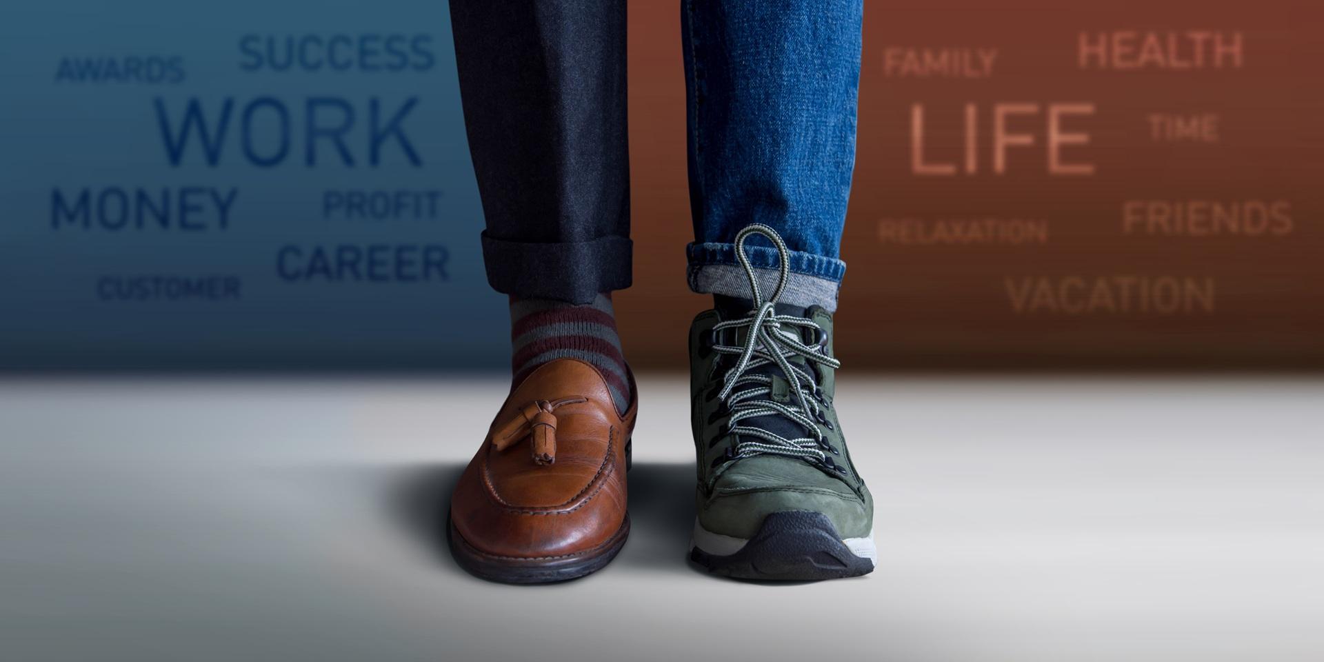 Business- und Freizeitschuh symbolisieren Work-Life-Balance | Randm Tornado