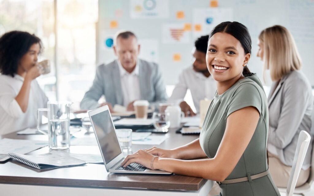 Professionelles Marketingteam bei der strategischen Planung internationaler Kampagnen mit besonderem Schwerpunkt auf Marketingübersetzung
