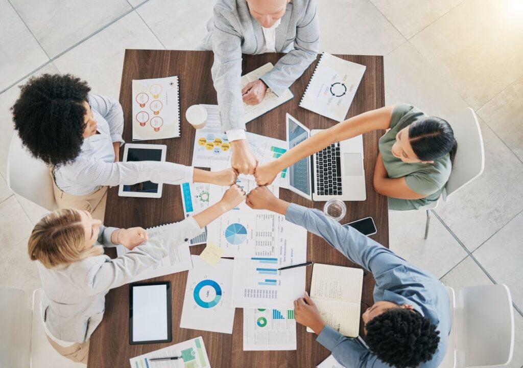 Team zeigt Zusammenhalt bei der Entwicklung einer internationalen Kommunikationsstrategie mit Fokus auf Marketingübersetzung und Markenausrichtung
