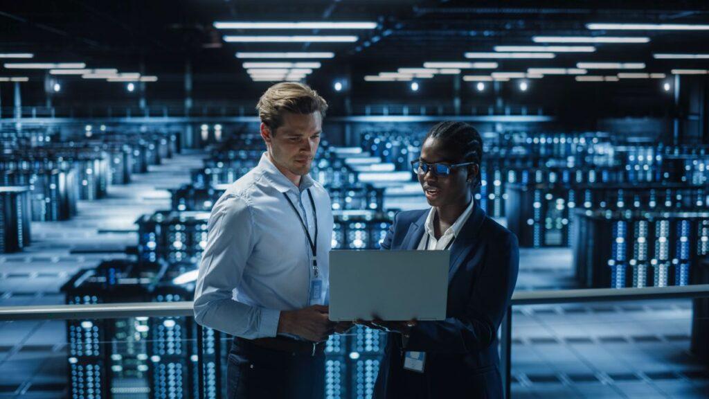 ingenieurin prueft daten mit aps system in digitalisierter produktionshalle