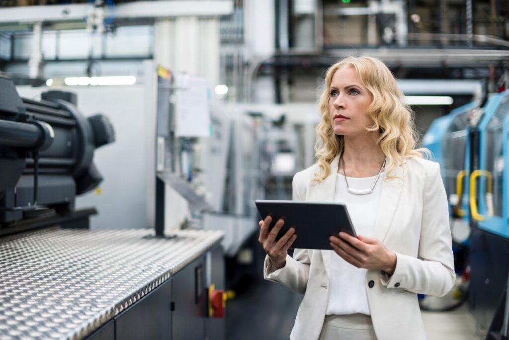 fachkraefte analysieren aps system und daten im modernen serverraum