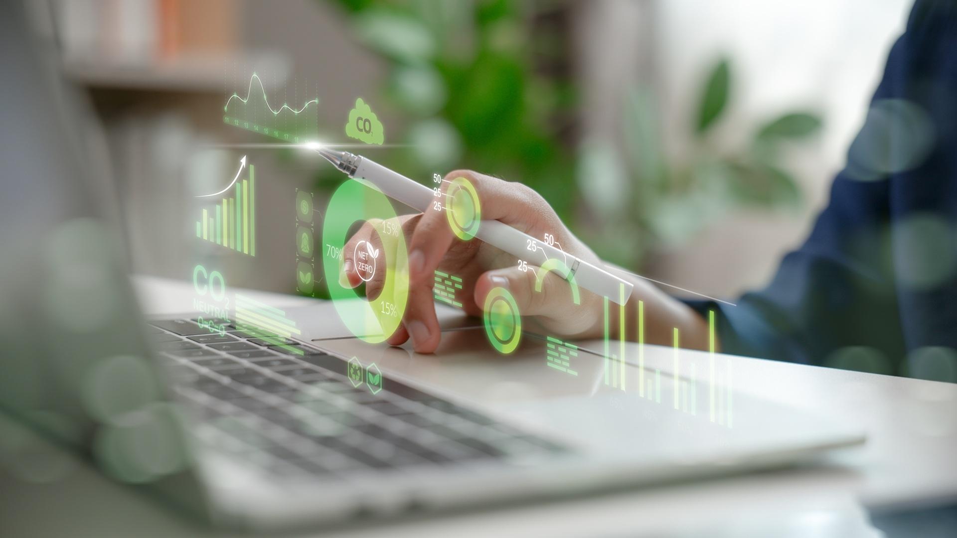 Analyse nachhaltiger Daten auf Laptop mit CO2-Grafiken | Wärmepumpe Leipzig